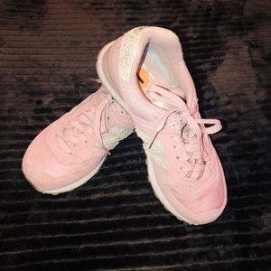 New balance tennis shoes